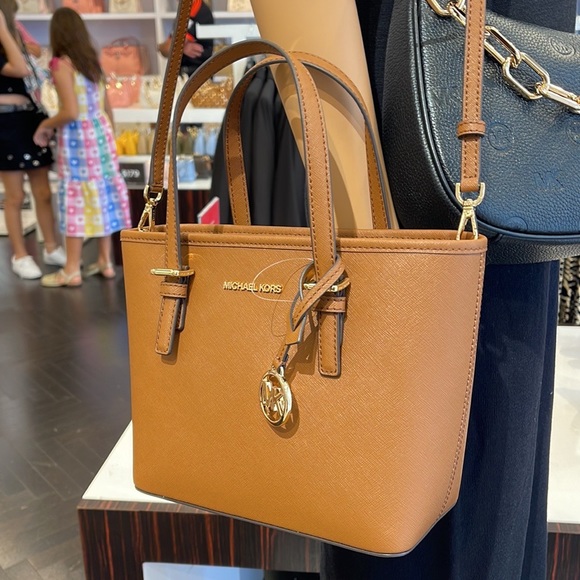 MICHAEL KORS
Jet Set Travel Extra-Small Saffiano Leather Top-Zip Tote Bag
NWT - Picture 12 of 16